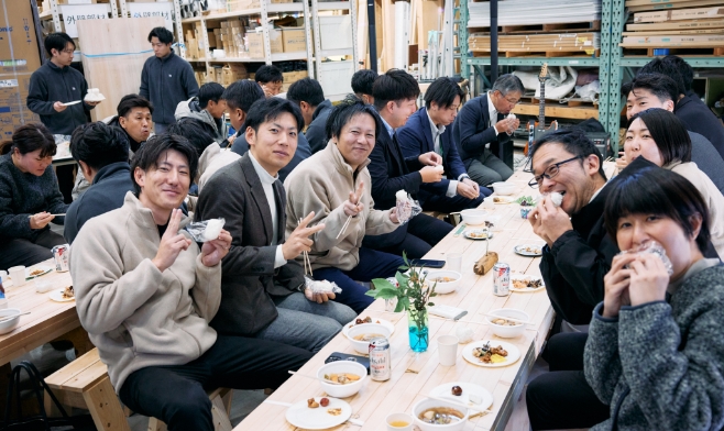 本社倉庫を活用し、大鍋でカレーを作るユニークな社内イベントです。仕込みから仕上げまで皆で協力し、出来上がったカレーを囲んで語り合うひとときは、他では味わえない一体感を生みます。社長率いる“カレーバンド”の生演奏も名物のひとつです。
