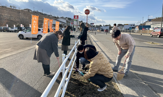 毎週金曜日の朝、本社メンバーが国道4号線の歩道清掃を行っています。国土交通省の道路愛護団体として登録し、活動内容は毎月報告。地域の皆さまが安心して使える道路環境づくりに取り組んでいます。