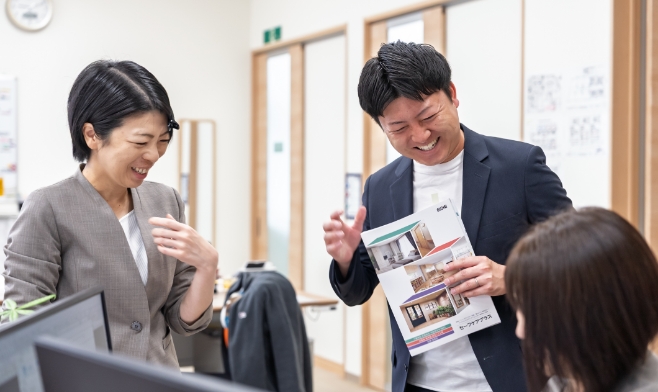 経営成果を全員で分かち合う仕組みとして、営業利益の一部を社員へ還元しています。部門を超えて協力し合う社風が、この褒賞金を生み出しています。
